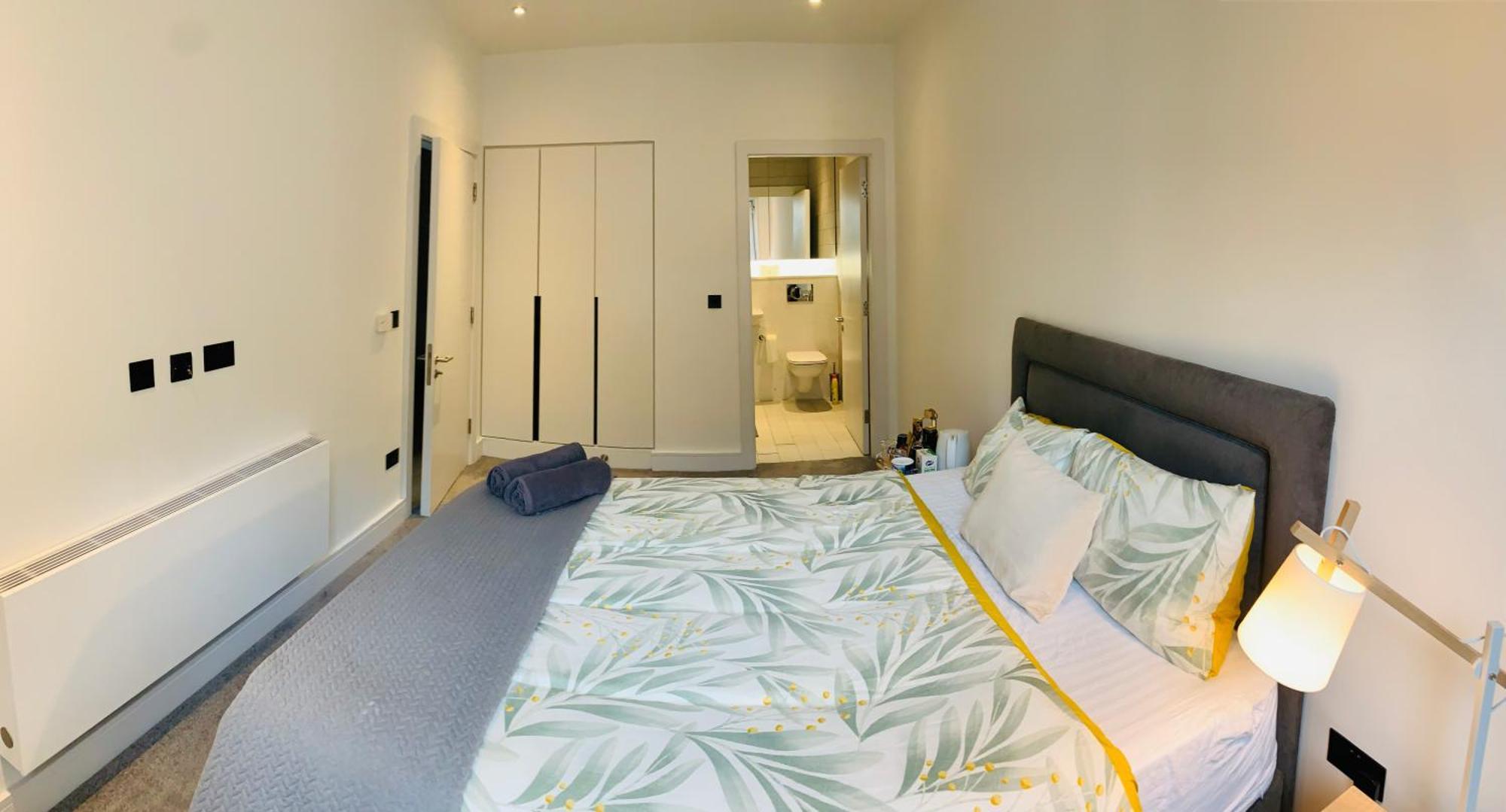 Modern Ensuite Double Bedroom Accommodatie bij particulieren *