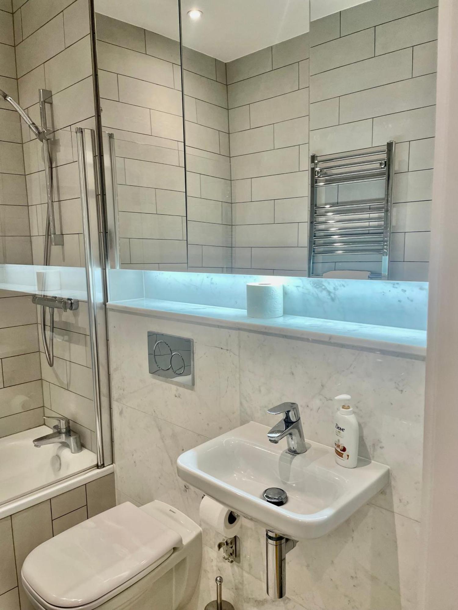 Modern Ensuite Double Bedroom Accommodatie bij particulieren *